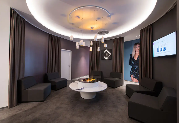 Lounge mit Kamin im sixtytwo Luxury Beauté & Academy in Innsbruck
